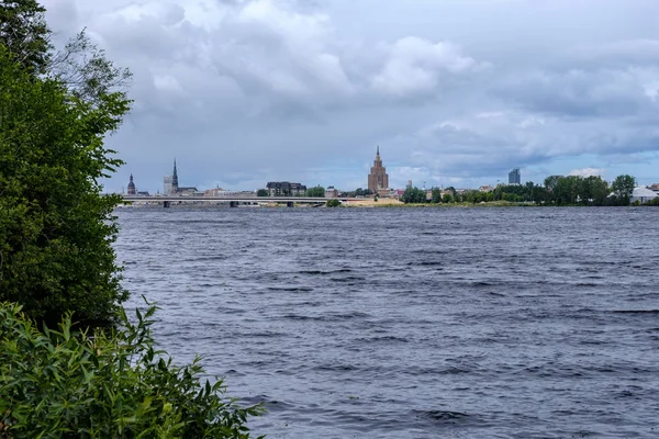 Zobacz Spokojny Letni Dzień Nad Jeziorem Czystą Wodą Wody Trawa — Zdjęcie stockowe