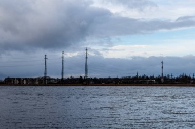 fırtına bulutları içinde şekillendirme deniz plaj kayalar ile temizleyin ve kum temizleyin. dramatik renkleri