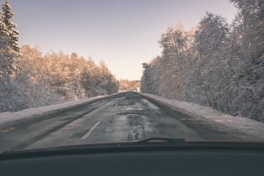 kırsal kış lastik izleri - vintage bir retro görünüm ile kar ve buz kaplı yolda