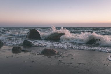 bulutlar ve sakin su ile deniz plaj manzarası. renkli sahne - vintage retro bak