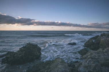 tuğla ve beton yapıların eski savaş fort ayrıntıları ile su dalgalar deniz Dramaturji günbatımında yıkadı. Liepaja, Letonya - vintage bir retro görünüm