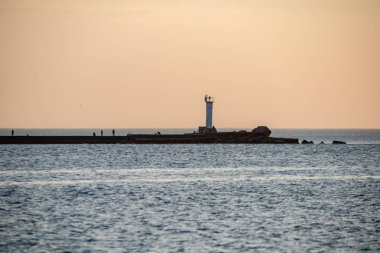 Dalgakıran deniz günbatımı vasıl belgili tanımlık son kırmızı deniz feneri ile 