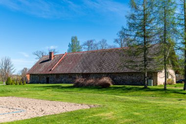 mavi gökyüzü arka plan üzerinde baca ile ülke ev çatı üst