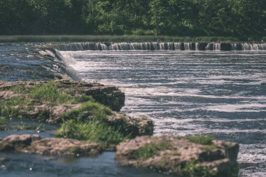 su - vintage bir retro görünüm yükleri ile yaz aylarında taze temiz şelale