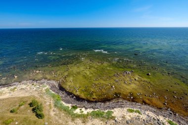Deniz plaj kayalar ile görünümünü kenarı