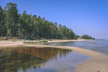 bulutlar ve sakin su ile deniz plaj manzarası. renkli sahne - vintage retro bak