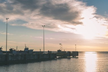 panoramik deniz plaj manzarası içinde kaya, bitkiler ve temiz su ile yaz aylarında güneşli bir gün