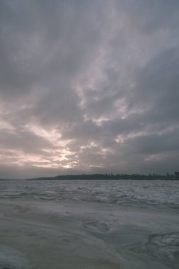 Kışın bol buz ve kar ile geç akşam içinde donmuş deniz yan beach panorama 