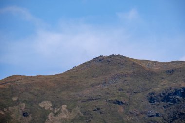 Uzak dağ çekirdek Slovakya'da Tatra mountain parkurları mavi gökyüzü ve yeşil bitki örtüsü ile açık sonbahar günü sis