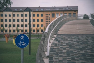 su yeşil yaz orman çevresinde göl - vintage bir retro görünüm ile ahşap ve kompozit malzeme ayak köprüden
