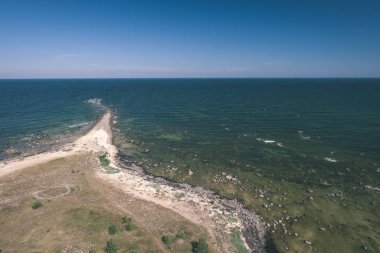 Su taşları ile deniz kıyısında görüntülemek
