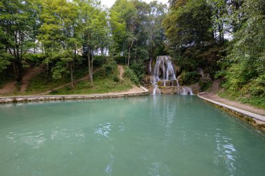 su yükleri ile yaz aylarında taze temiz şelale