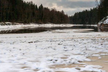 Kışın bol buz ve kar ile geç akşam içinde donmuş deniz yan beach panorama 