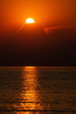 renkli dramatik kırmızı turuncu günbatımı sakin deniz yaz su yansımalar güneş yolu ile