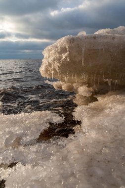 Kışın bol buz ve kar ile geç akşam içinde donmuş deniz yan beach panorama