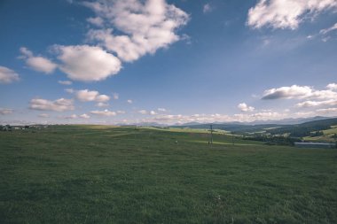 erken sonbahar renkleri - vintage bir retro görünüm içinde ağaçlar ve ormanlar ile kaplı bulutlu ve sisli Slovakça Western Karpat Tatra dağ manzarası