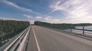 yapraklar ve ağaçlar çevresinde - vintage bir retro görünüm ile perspektif içinde basit kırsal orman yolu