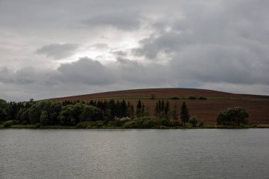 Slovakya dağ nehirde yeşil yaz saati 