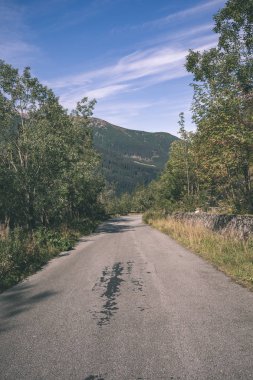 erken sonbahar renkleri - vintage bir retro görünüm içinde ağaçlar ve ormanlar ile kaplı bulutlu ve sisli Slovakça Western Karpat Tatra dağ manzarası