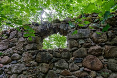 Eski ahşap ahır kırsalında görünümünü 