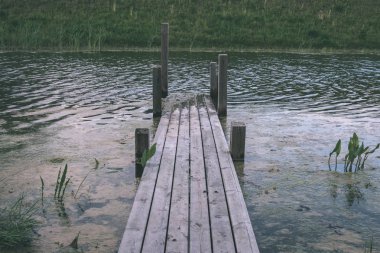 eski ahşap tahta boardwalk iz sonbahar renkli doğa - retro vintage suya yakın bataklık alanda bak