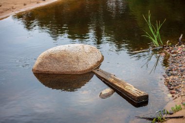 Büyük granit kaya diğerinden izole doğa ortamında tek
