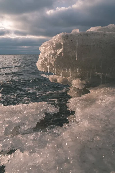 Kışın Bol Buz Kar Ile Geç Akşam Içinde Donmuş Deniz — Stok fotoğraf