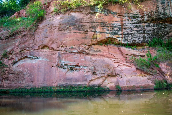 Córrego Água Rio Amata Letônia Com Penhascos Arenito Folhagem Verde — Fotografia de Stock