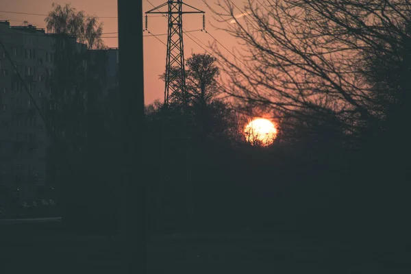 Uitzicht Zonsondergang Achter Elektriciteit Stroomkabels Gebouwen — Stockfoto