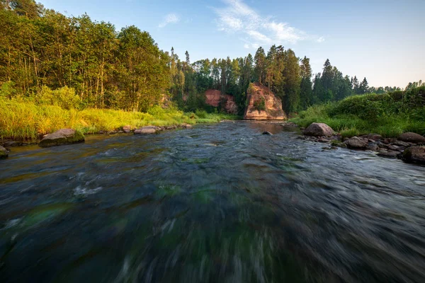 Vatten Ström Floden Amata Lettland Med Sandsten Klippor Gröna Bladverk — Stockfoto