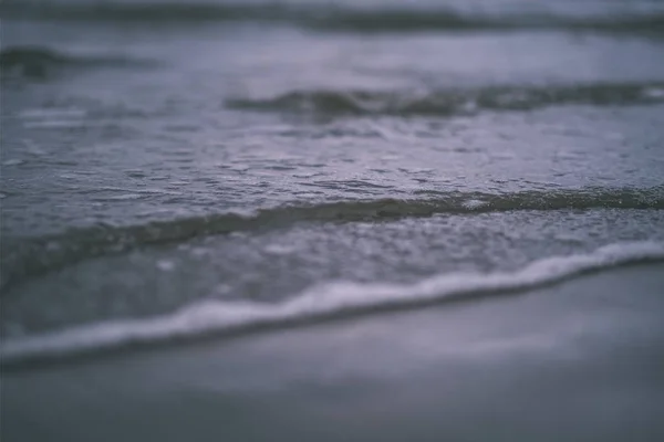 Nuages Tempête Dessus Mer Petites Vagues Sur Une Plage Sable — Photo