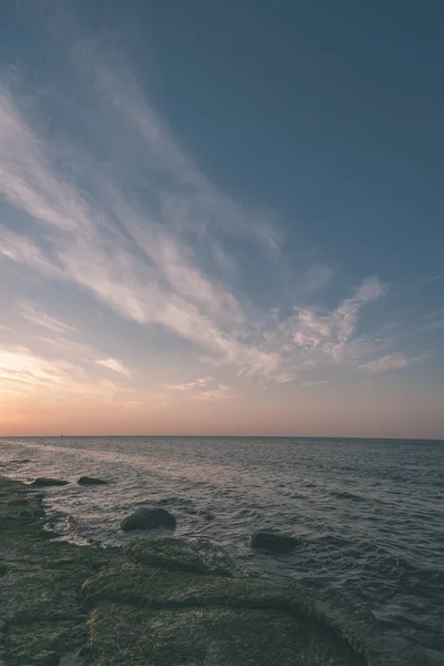 Morze Plaża Panoramę Chmury Spokojne Wody Kolorowe Dekoracje Wygląd Vintage — Zdjęcie stockowe