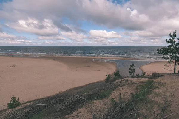 Meer Strand Skyline Mit Wolken Und Ruhigem Wasser Farbenfrohe Kulisse — Stockfoto