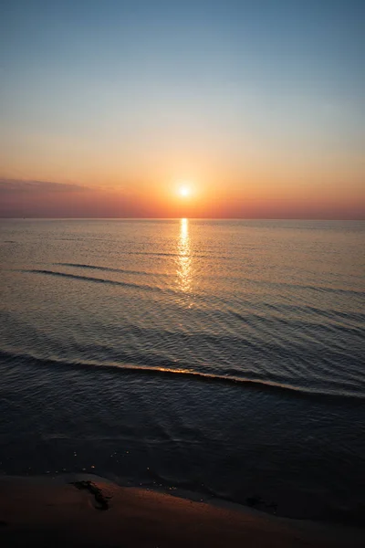 戏剧性的红色橙色日落在平静的大海在夏天与太阳方式反射在水中 — 图库照片