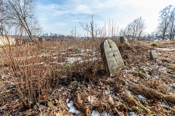 Staré Thombstone Hřbitově Podzim Suché Listí Zemi — Stock fotografie