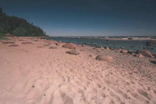 Mer Plage Skyline Avec Des Nuages Eau Calme Décors Colorés — Photo