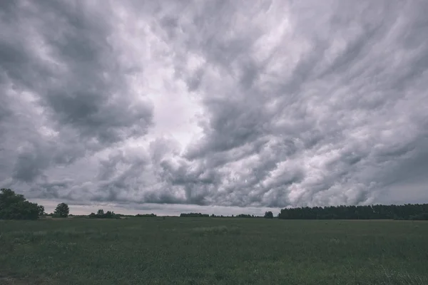 Gewitterwolken Bilden Sich Über Dem Land Und Feldern Mit Straßen — Stockfoto