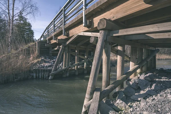 Ξύλινα Και Σύνθετο Υλικό Πεζογέφυρα Πάνω Από Νερό Ένα Πράσινο — Φωτογραφία Αρχείου