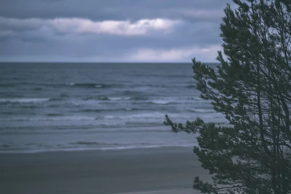 海上的风暴云 在干净的白色沙滩上的小浪 浅层景深 — 图库照片