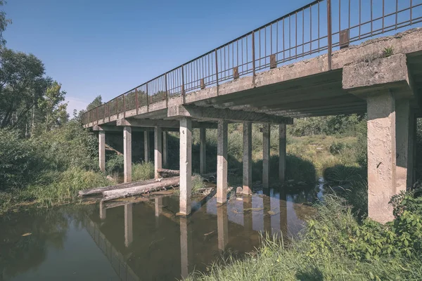 Holz Und Verbundwerkstofffußbrücke Über Das Wasser Grüner Sommerwaldumgebung Mit See — Stockfoto