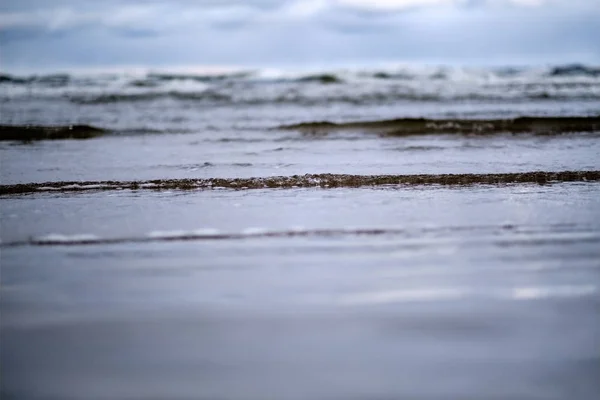 Storm Wolken Boven Zee Kleine Golven Schoon Wit Zand Strand — Stockfoto