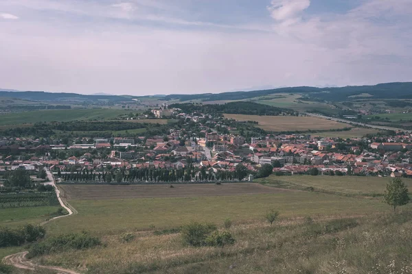 Telhados Aldeia Rural Eslováquia Com Montanhas Fundo — Fotografia de Stock