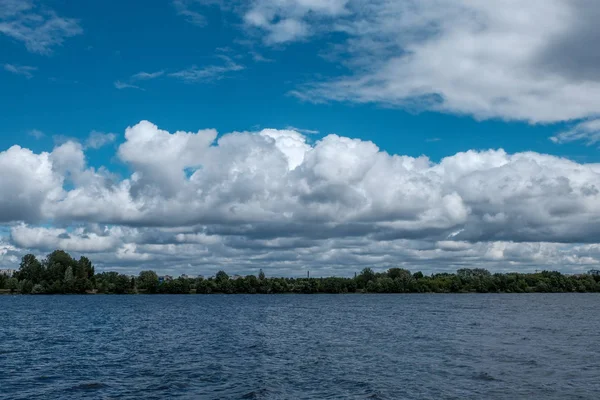 Спокойный Летний Вид Озеро Чистой Водой Травой Изгибы Зеленая Листва — стоковое фото