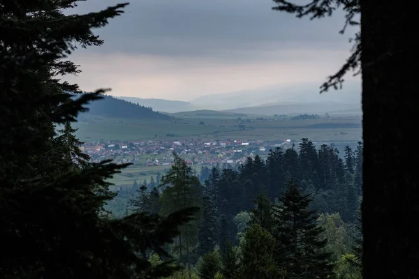 Telhados Aldeia Rural Eslováquia Com Montanhas Fundo — Fotografia de Stock
