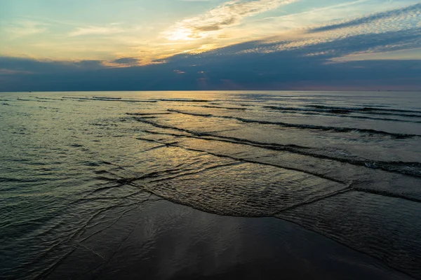 Spokojny Niebieski Zachód Słońca Nad Czystą Wodą Morzu Bałtyckim Minimalistyczny — Zdjęcie stockowe