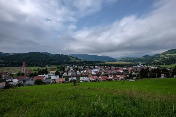 Land Dorp Daken Slowakije Met Bergen Achtergrond — Stockfoto