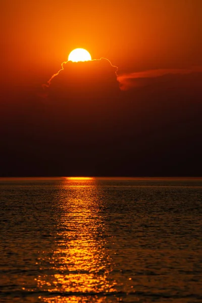 Dramática Puesta Sol Color Rojo Anaranjado Sobre Mar Tranquilo Verano — Foto de Stock