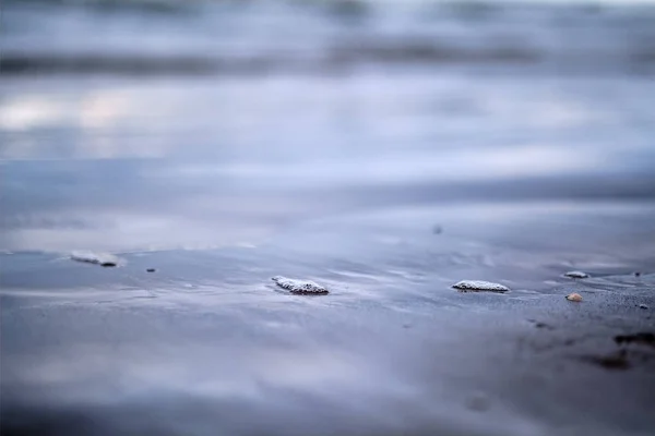 Storm Wolken Boven Zee Kleine Golven Schoon Wit Zand Strand — Stockfoto