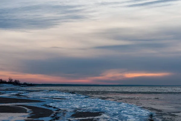 Fagyasztott Tengeri Side Beach Panoráma Télen Sok Jég Késő Esti — Stock Fotó