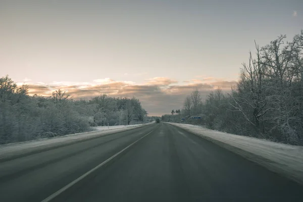 Śnieg Lód Drogi Pokryte Wsi Zimie Opona Utworów Stylu Retro — Zdjęcie stockowe